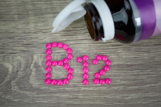فيتامين B12